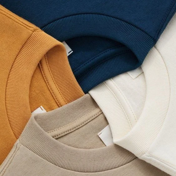 Lot de 4 vêtements hauts de couleurs différentes